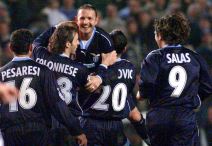 Siniša Mihajlović slavi gol za Lacio protiv Lidsa u Ligi šampiona