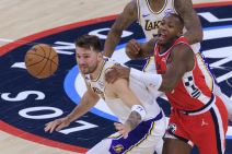 Luka Dončić u borbi za loptu sa Krisom Danom