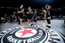 Košarkaši Partizana na zagrevanju u Areni