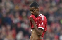 Aleksander Isak briše lice dresom Liverpula