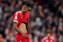 Aleksander Isak briše lice dresom