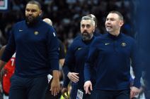 Dejvid Adelman viče na sudije na utakmici Denvera.