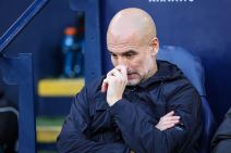 Pep Gvardiola češe nos.