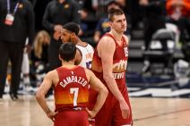Nikola Jokić i Kameron Pejn na meču Finiksa i Denvera