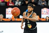 Kejsi Šepard u borbi za loptu