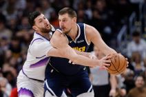 Nikola Jokić i Jusuf Nurkić u borbi za loptu.