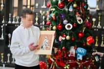 Osuđenici zajedno sa zaposlenima okitili novogodišnju jelku u Centralnom zatvoru (4).jpg