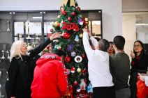 Osuđenici zajedno sa zaposlenima okitili novogodišnju jelku u Centralnom zatvoru (5).jpg