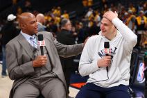 Čarls Barkli i Nikola Jokić ćaskaju.