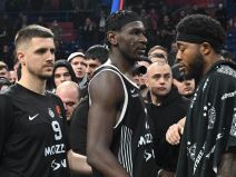 Košarkaši Partizana pred navijačima nakon poraza u Evroligi.