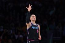 Nikola Jović diže tri prsta.