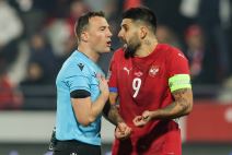 Aleksandar Mitrović u razgovoru sa sudijom.