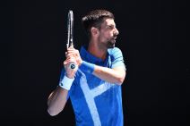 Novak Đoković se sprema za udarac loptice na Australijan openu