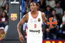 Košarkaš Olimpijakosa Sejben Li vodi loptu