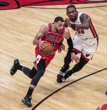 Kris Silva trči za Zekom Levinom.