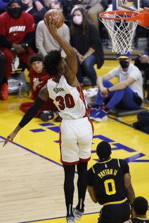 Kris Silva zakucava loptu u koš.