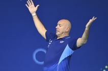 Ivica Tucak širi ruke u opremi Hrvatske.