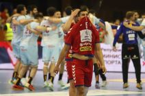 Miloš Kos u dresu Srbije navlači majicu preko glave.