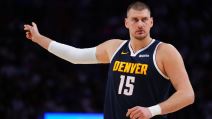 Nikola Jokić gestikulira ka saigračima na utakmici Denvera