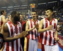 Čarls Dženkins u dresu Crvene zvezde sa Nikolom Kalinićem i Lukom Mitrovićem