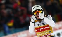 Domen Prevc slavi pobedu.