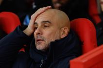 Pep Gvardiola se drži za glavu.