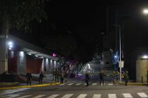 Vojno osoblje čuva predsedničku palatu Miraflores u Karakasu (2).jpg