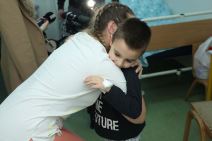 Kurir obradovao decu u KBC "Dr Dragiša Mišović"