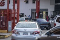 Redovi u marketima i benzinskim pumpama u Karakasu nakon hapšenja Madura (2).jpg