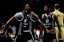 Tajrik Džouns na meču Partizana i Barselone