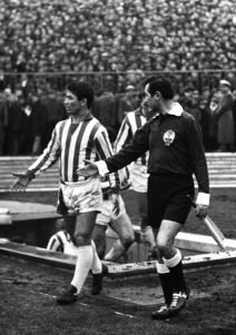 Dragoslav Šekularac u svađi sa sudijom na utakmici Crvene zvezde