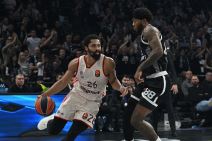 Spenser Dinvidi u prodoru protiv Tajrika Džounsa u Beogradskoj areni na Partizan Bajern