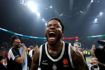 Tajrik Džouns u dresu Partizana se dernja.