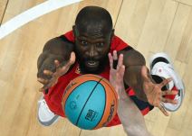 Tonje Džekiri skače za loptu.