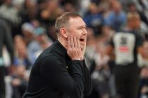 Dejvid Adelman viče na igrače Denvera.