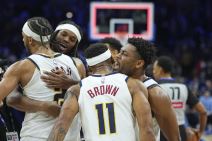 Košarkaši Denvera slave pobedu protiv Filadelfije.