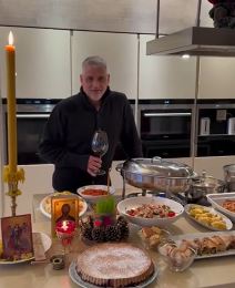 Čeda Jovanović proslavlja Badnji dan u luks domu sa Acom (2).jpg