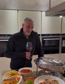 Čeda Jovanović proslavlja Badnji dan u luks domu sa Acom (3).jpg