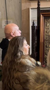 Viki Miljkovic i Taske na bozicnoj liturgiji u Hramu Svetog Save (2).jpg