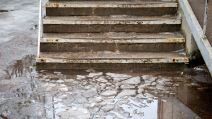 Otopljen led na stepenicama