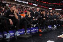 Nikola Jović i košarkaši Majamija.