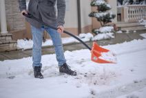 Muškarac lopatom čisti sneg