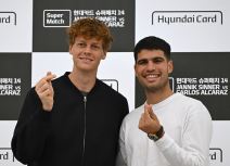 Alkaraz i Siner pokazuju prstima.