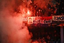 Navijači Hrvatske sa zastavom Riječani.