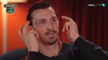 Zlatan Ibrahimović pokazuje rukama na glavu u emisiji Neuspjeh prvaka kod Slavena Bilića.
