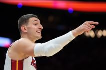 Nikola Jović pokazuje prstom.