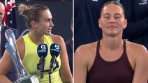 Arina Sabalenka se obraća Marti Kostjuk.
