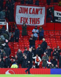 Daren Flečer pred transparentom navijača Mančester junajteda