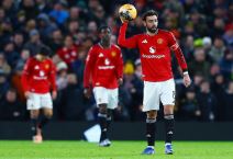 Bruno Fernandeš baca loptu u porazu Mančester junajteda