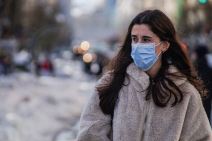 Žena sa plavom medicinskom maskom na licu